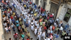 ARCHIVO. Las Damas de Blanco marchan insultadas y abucheadas por simpatizantes del Gobierno. 