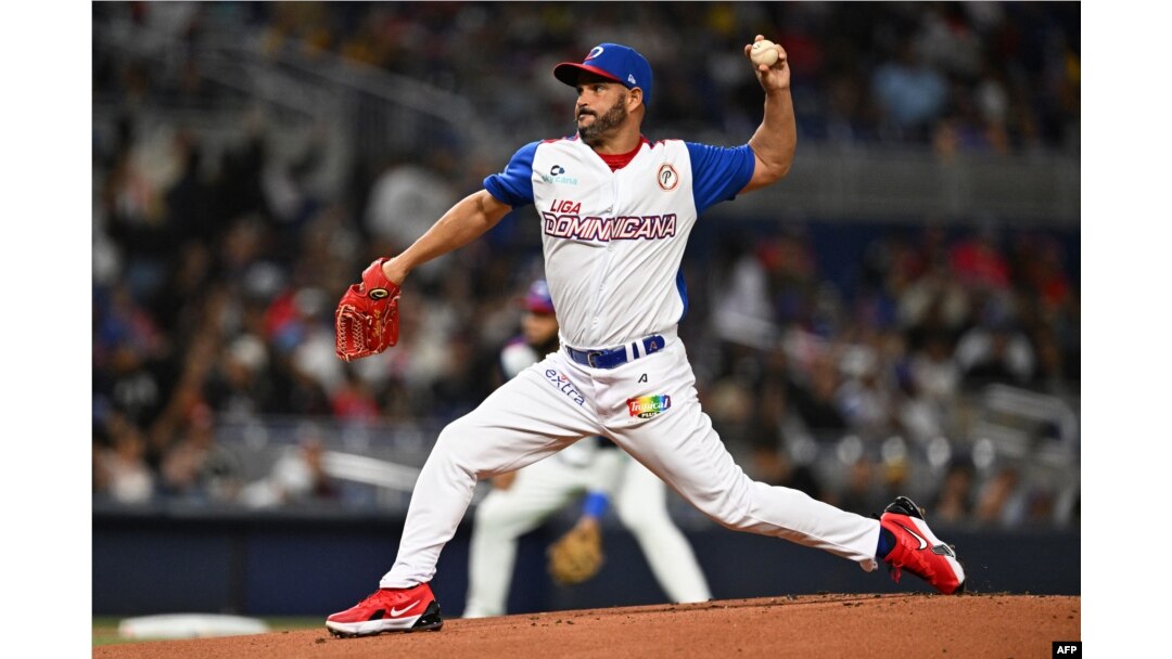 El lanzador dominicano #34 Raúl Valdés lanza la bola durante el partido de béisbol de la Serie del Caribe entre Venezuela y la República Dominicana en el LoanDepot Park en Miami, Florida, el 1 de febrero de 2024. (Foto de CHANDAN KHANNA / AFP)