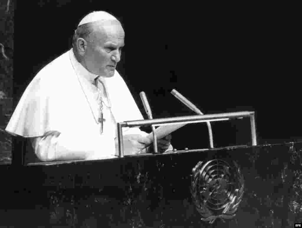 Juan Pablo II pronuncia un discurso en la ONU en 1979.