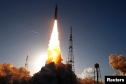 La misión Artemis II de la NASA, que sobrevolará la Luna, despega desde el Centro Espacial Kennedy en Cabo Cañaveral, Florida, Estados Unidos.