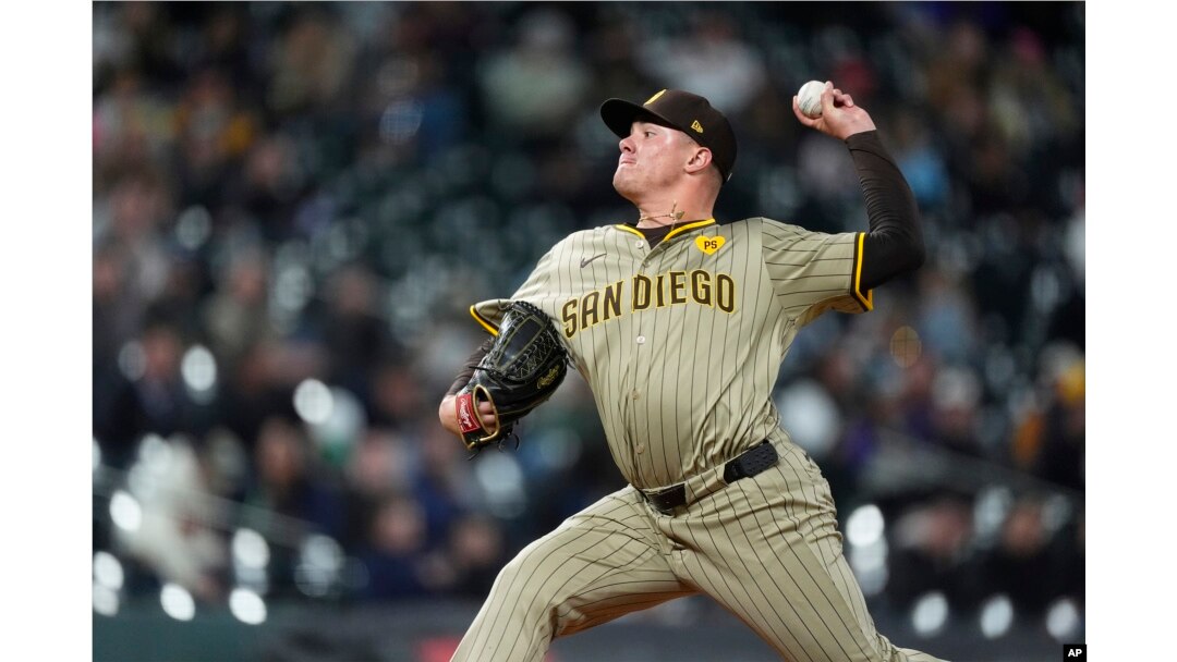 El lanzador de los Padres de San Diego Adrián Morejón (50) en la quinta entrada de un partido de béisbol el martes 23 de abril de 2024, en Denver. (AP Photo/David Zalubowski)