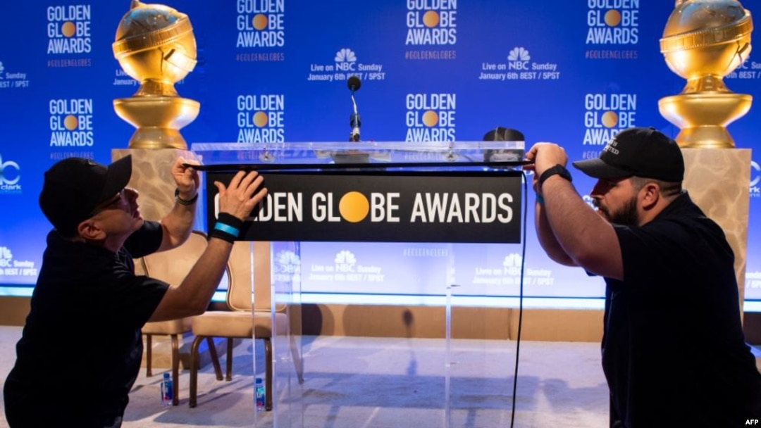 Dando los toques finales al escenario de los Globos de Oro