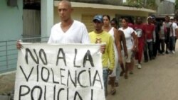 Opositor se cose la boca en señal de protesta
