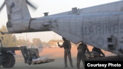 Marines estadounidenses descargan ayuda humanitaria para las víctimas de los terremotos en Nepal.