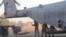 Marines estadounidenses descargan ayuda humanitaria para las víctimas de los terremotos en Nepal.