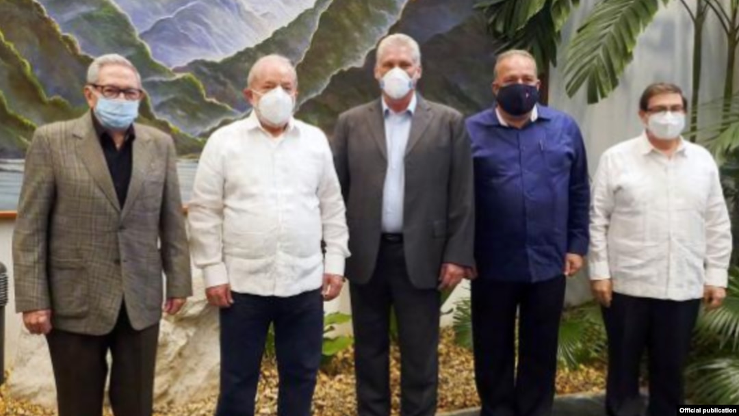 Lula posa junto a Raúl Castro y Díaz-Canel.