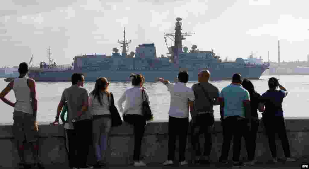 Varias personas observan la llegada de la fragata HMS ARGYLL de la Marina Real del Reino Unido.