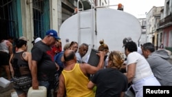 Cientos de cubanos dependen de las "pipas" para abastecerse de agua potable. (REUTERS/Norlys Perez)