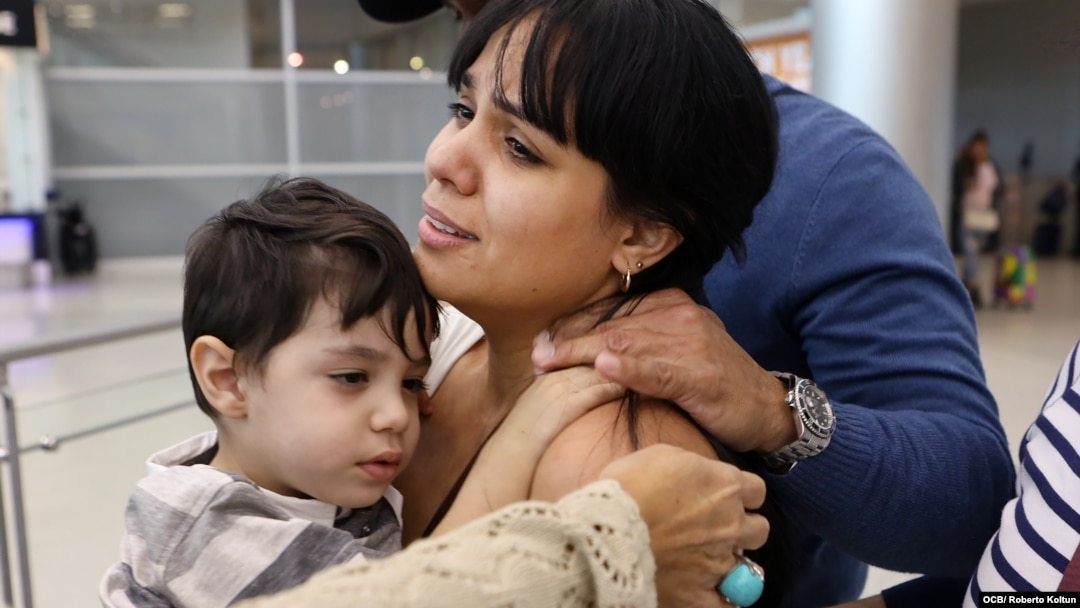 Llegada del pequeño Thiago Rodriguez de 2 años quien recibira atencion medica que no pudo obtener en Cuba.