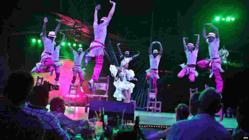 Bailarines y cantantes del mítico cabaré Tropicana durante una presentación en La Habana