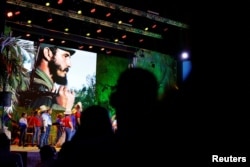 Un teatro iluminado en función de la celebración del Centenario de Fidel Castro.