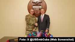 Jefe de la misión adjunto en La Habana, Roy Perrin, junto al teniente general Evan Pettus, comandante adjunto del Comando Sur de los Estados Unidos