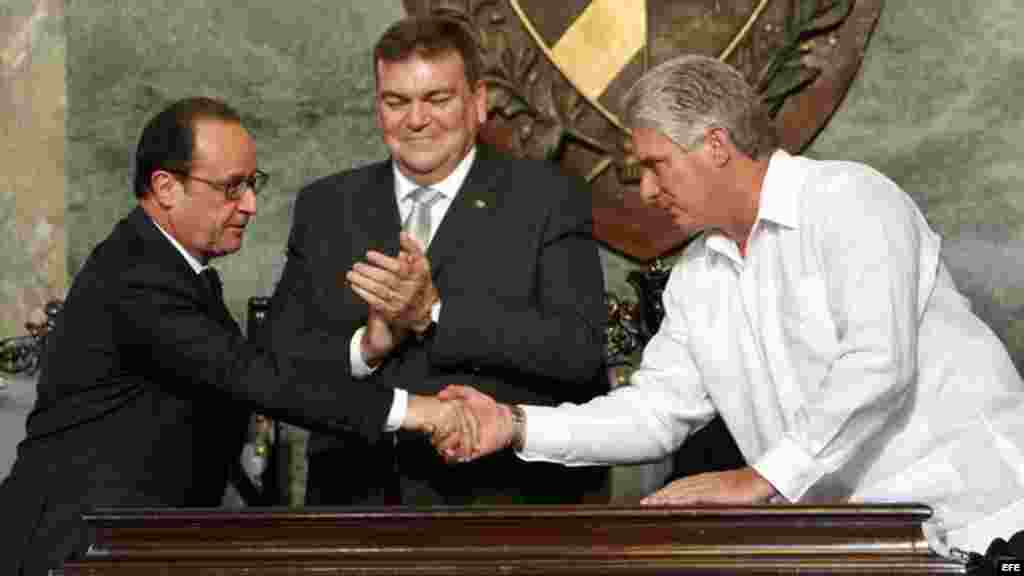 El presidente de Francia Francois Hollande (i), saluda al primer vicepresidente cubano, Miguel Diaz-Canel (d), junto al rector de la Universidad de La Habana, Gustavo Cobreiro Suárez (c).