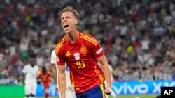 El español Dani Olmo celebra tras anotar el segundo gol de su equipo durante el partido de semifinal entre España y Francia en el torneo de fútbol Euro 2024.