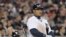 Miguel Cabrera espera su turno al bate en el Comerica Park de Detroit, Michigan (EE.UU.)