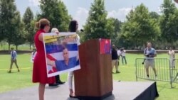 Marta Beatriz Ferrer brinda su apoyo a los cubanos frente al Capitolio