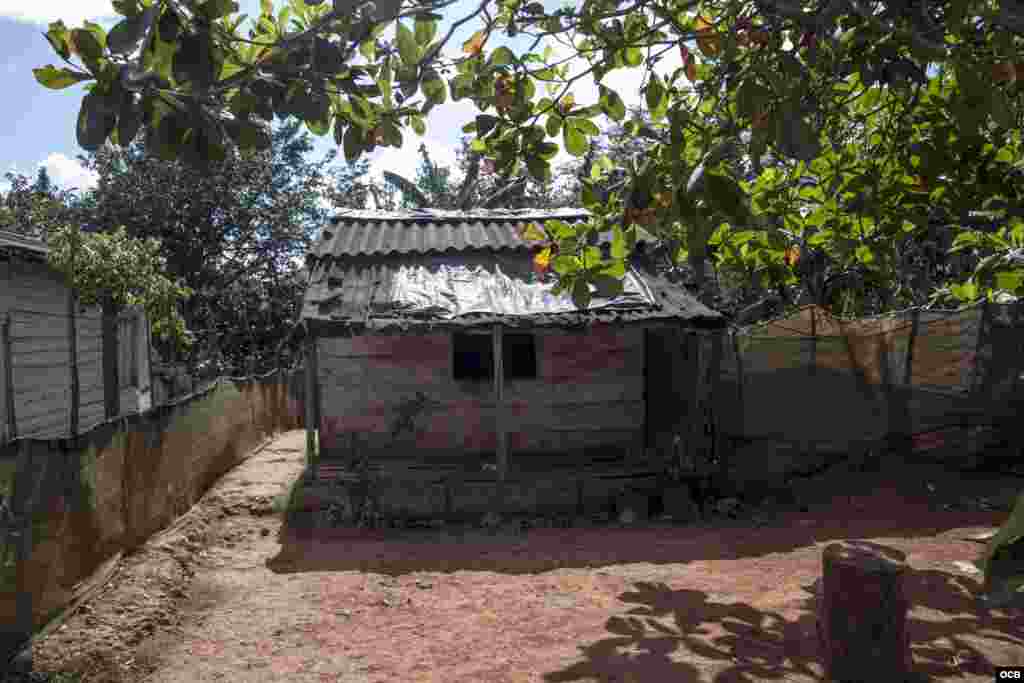 Una hilera de casas de madera que apenas pueden mantenerse en pie recibe a los visitantes de Macondo. (Foto: Dan Gabriel)