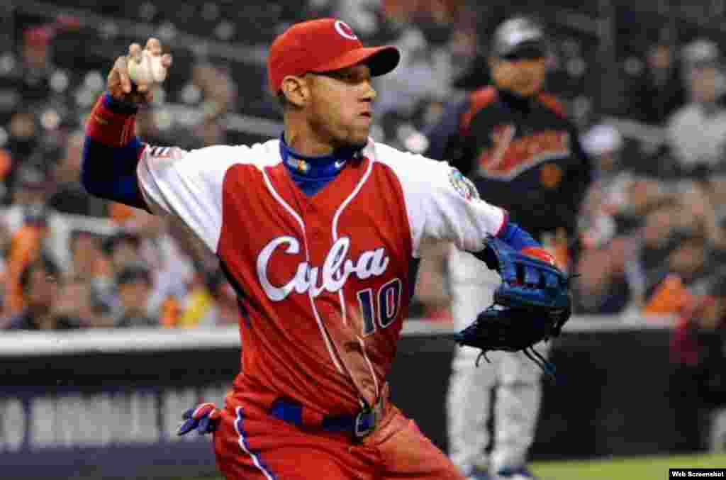El espirituano Yulieski Gurriel batea para .333 en la postemporada 2017, mientras en la regular lo hizo para .299. Debe destacarse su buena actuación en la primera base de los Astros, posición que nunca jugó en Cuba, donde se desempeñó en el campocorto, segunda y tercera base. &nbsp;
