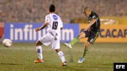 Osvaldo Alonso (derecha) hace un disparo al arco en un partido de la Liga de Campeones de la Concacaf.