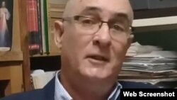 Periodista se niega a pagar multa por supuesto delito de "atentado"