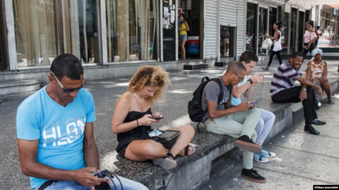 Muy cerca del Malecón: cubanos se conectan al wifi en La Rampa (Archivo/Havana Times)