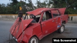 El lada rojo accidentado en el puente del Río Minerva. 