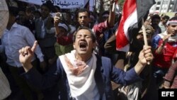 Un hombre participa en una manifestación el miércoles en Taiz, Yemen, contra el movimiento rebelde chiíta de los hutíes.
