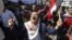 Un hombre participa en una manifestación el miércoles en Taiz, Yemen, contra el movimiento rebelde chiíta de los hutíes.