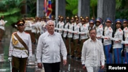Miguel Díaz-Canel y el presidente de Colombia, Gustavo Petro pasan revista a las tropas durante una ceremonia de bienvenida en el Palacio de la Revolución, en La Habana, Cuba, el viernes 31 de julio de 2026. Ramon Espinosa/Pool vía REUTERS
