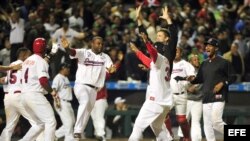 MEXiCO- HERMOSILLO (MÉXICO), 04/02/2013.- Los jugadores de República Dominicana celebran la victoria por 6 carreras a 5 ante México este domingo 3 de febrero de 2013 durante el juego de la Serie del Caribe que se realiza en el estadio Sonora de la ciudad 