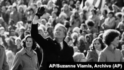 El presidente Jimmy Carter saluda a la multitud mientras camina con su esposa e hija después de su investidura, el 20 de enero de 1977, en Washington. (Foto AP/Suzanne Vlamis, Archivo)