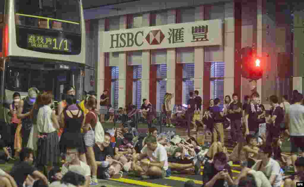 Manifestantes en Honk Kong bloquean intersecciones de avenidas en el centro de la ciudad. 