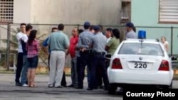 Una van de la DICO, sección de operaciones especiales de la policía, se detenía frente a mi coche, a unos centímetros de la defensa, impidiéndome el paso