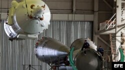 Especialistas rusos ensamblan la nave Soyuz TMA-20 en el cosmódromo Baikonur en Kazajistán. 