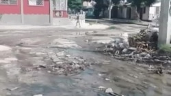 Santiagueros viven entre aguas albañales