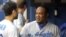  El jugador de Dodgers Juan Uribe (d) es felicitado por su compañero Andre Ethier (i) 