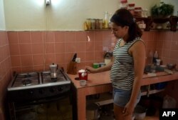 Una cubana endulza su café con azúcar de Francia.