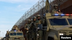 Agentes de la Administración de Control de Drogas (DEA) en una operación de seguridad fronteriza, tras la designación del Cártel de Juárez de México como organización terrorista extranjera, en El Paso, Texas, EE. UU., el 13 de agosto de 2026. REUTERS/Jose Luis Gonzalez