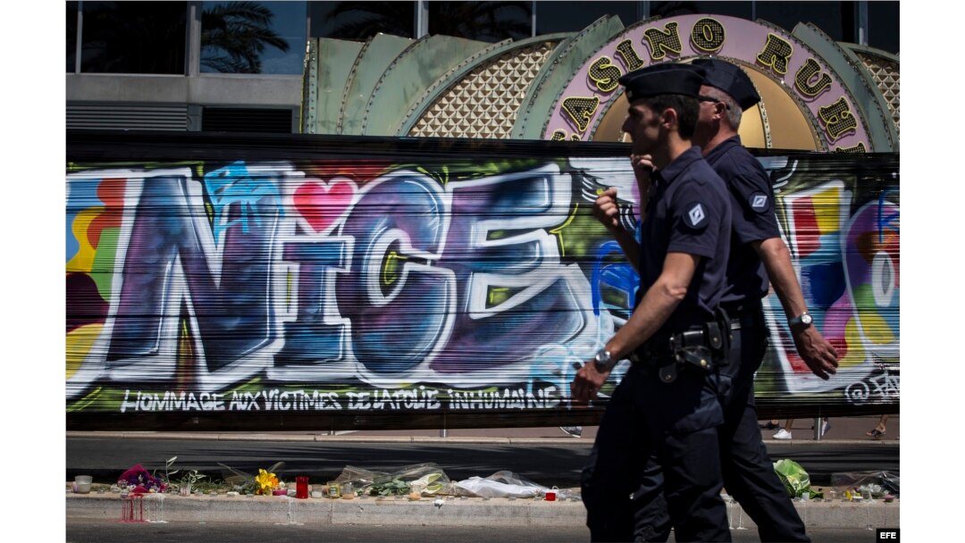 Agentes de policía de Niza patrullan las calles tras atentado terrorista.