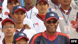 Rod Carew (d), ex beisbolista panameño siete veces campeón bate y Salón de la Fama de las Grandes Ligas.