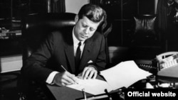 El 23 de octubre de 1962, el presidente Kennedy firmó la Proclamación 3504, que autorizaba la cuarentena naval a Cuba. (John F. Kennedy Presidencial Library and Museum)