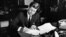 El 23 de octubre de 1962, el presidente Kennedy firmó la Proclamación 3504, que autorizaba la cuarentena naval a Cuba. (John F. Kennedy Presidencial Library and Museum)