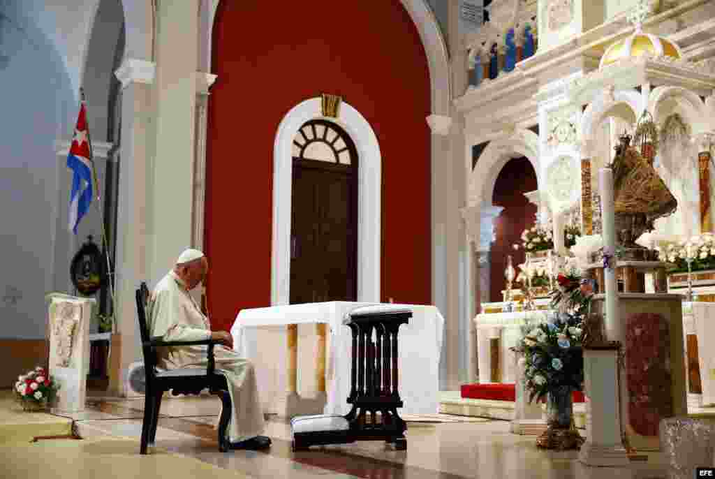 -El papa Francisco ora hoy, lunes 21 de septiembre de 2015, en el santuario de la Virgen de la Caridad del Cobre en Santiago de Cuba (Cuba)