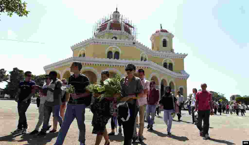 Un grupo de opositores del Movimiento Cristiano Liberación (MCL) participan en una peregrinación hoy, lunes 22 de julio de 2013, en homenaje a los activistas fallecidos Oswaldo Payá y Harold Cepero en el Cementerio Colón en La Habana (Cuba). El movimiento