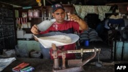 Un hombre despacha arroz en una bodega de San Luis en Santiago de Cuba.