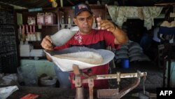 Un hombre despacha arroz en una bodega de San Luis, en Santiago de Cuba. (Archivo)