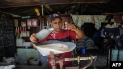 Un empleado despacha arroz en una bodega de San Luis, en Santiago de Cuba. (Archivo)