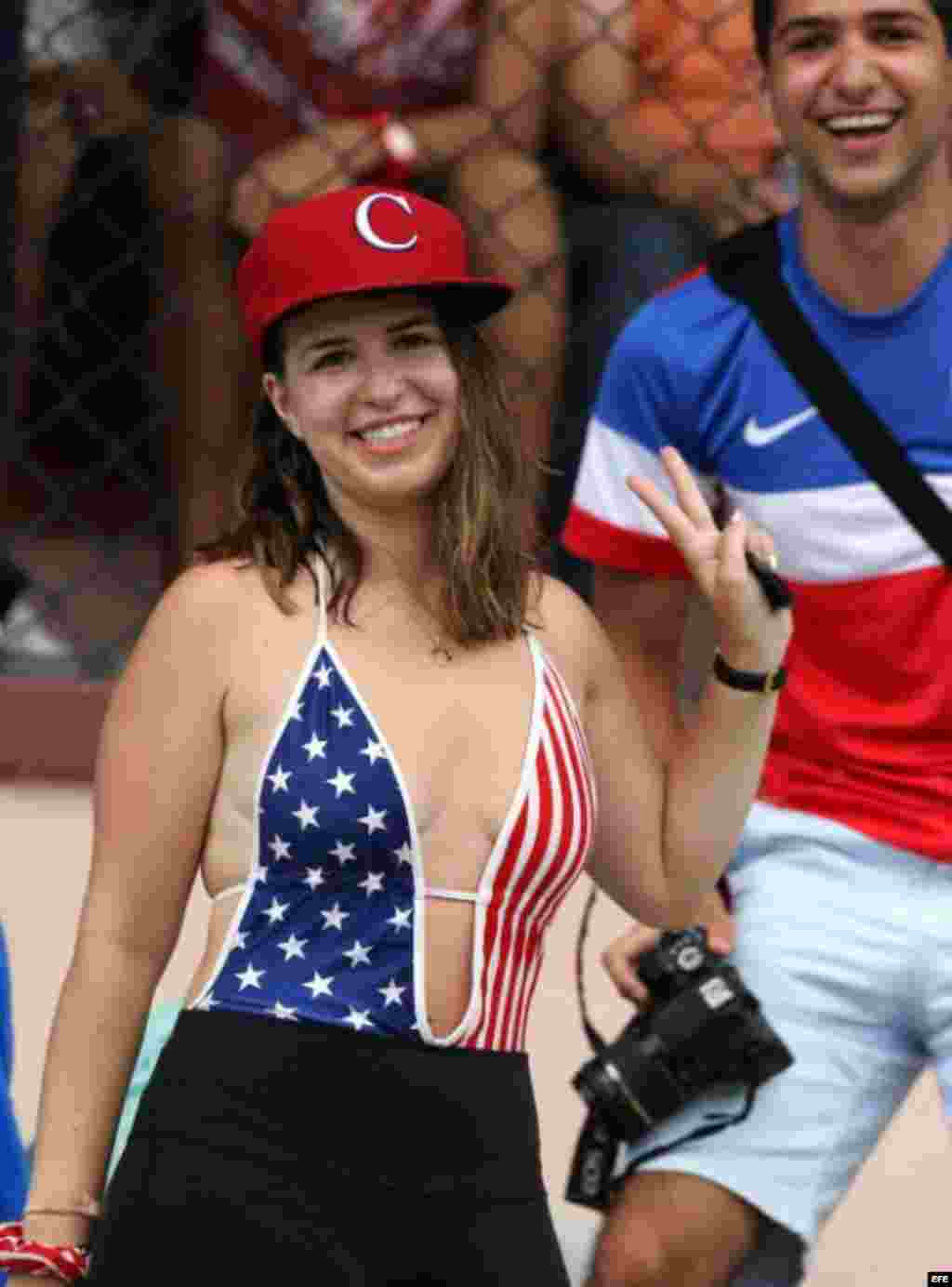 Una aficionada cubana se vistió con la bandera estadounidense.
