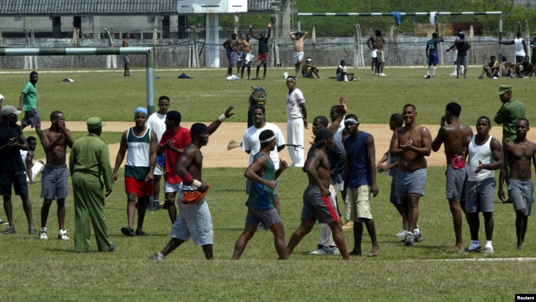 Reclusos en el patio de la cárcel Combinado del Este, en La Habana. Foto tomada el 31 de marzo de 2004. REUTERS/Claudia Daut 