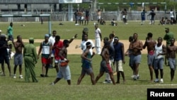 Reclusos en el patio de la cárcel Combinado del Este, en La Habana. Foto tomada el 31 de marzo de 2004. (REUTERS/Claudia Daut)